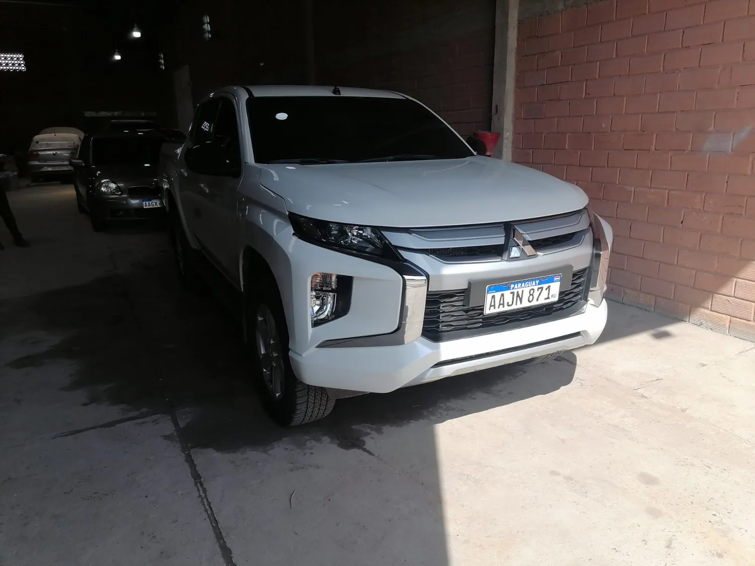 Camioneta blanca terminada en CeroKm Chapería y Pintura