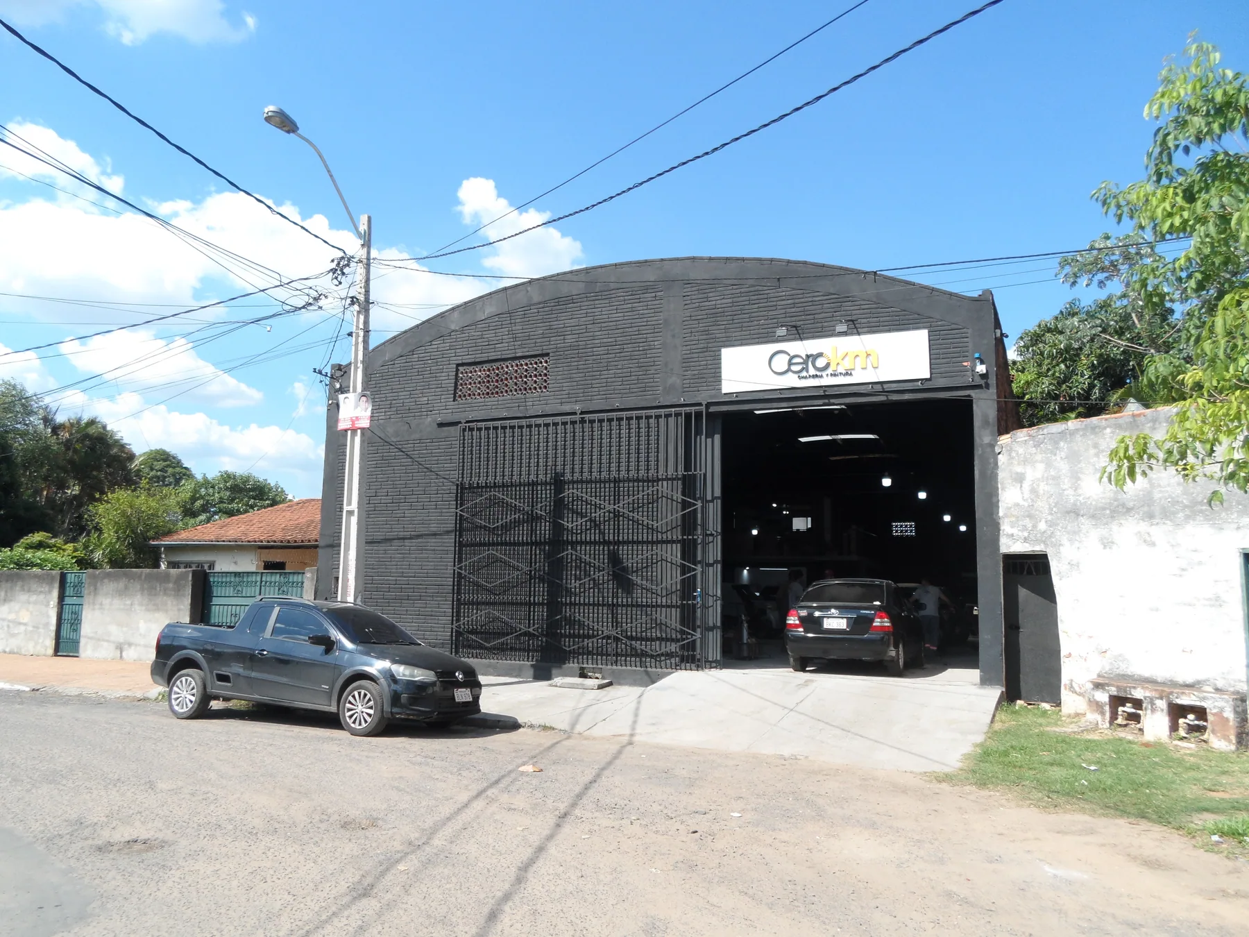 Frente del taller CeroKm Chapería y Pintura